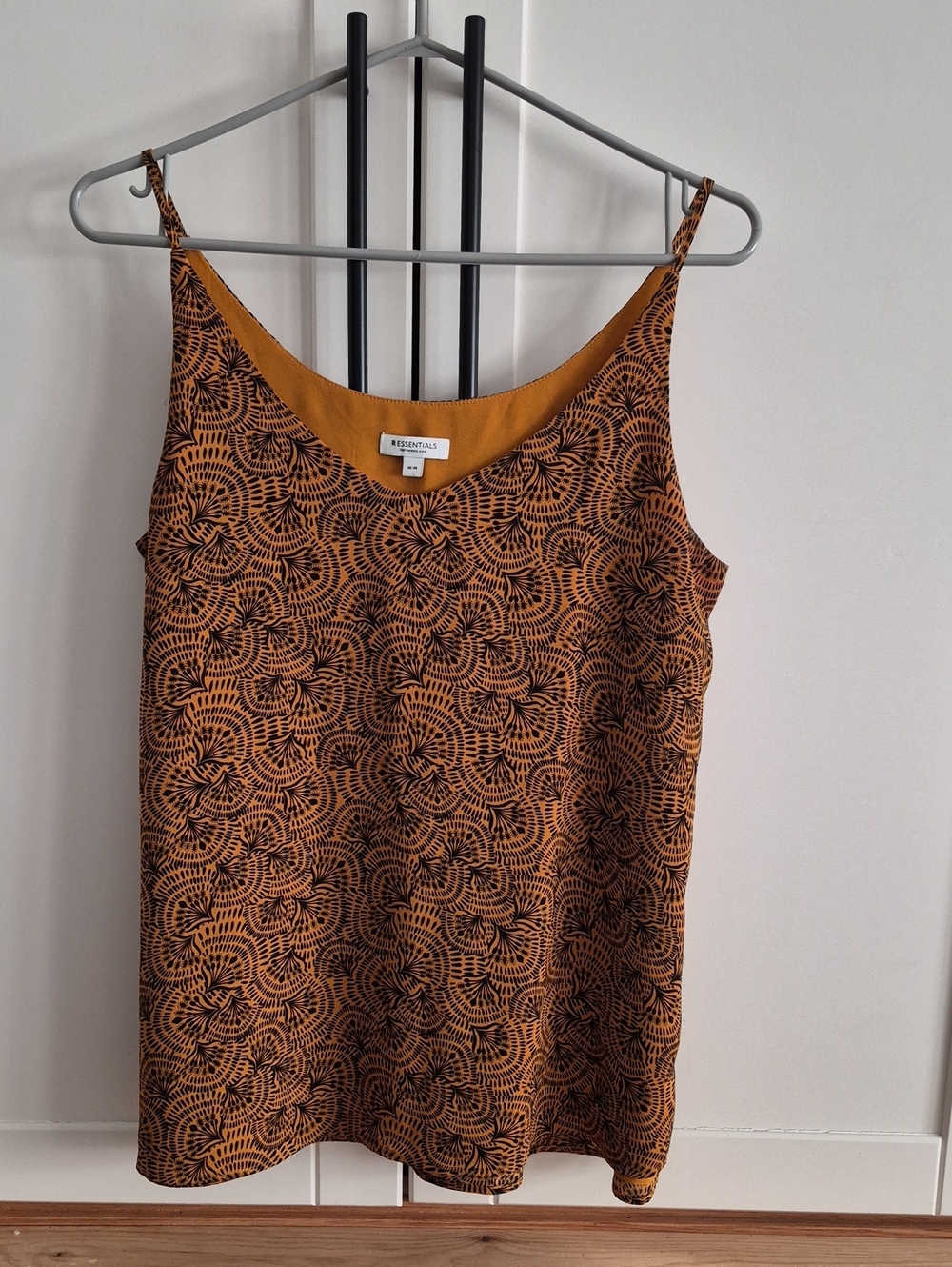 💙 Reitmans -  Mustard and Black Patterned Camisole - Picture 2 of 3